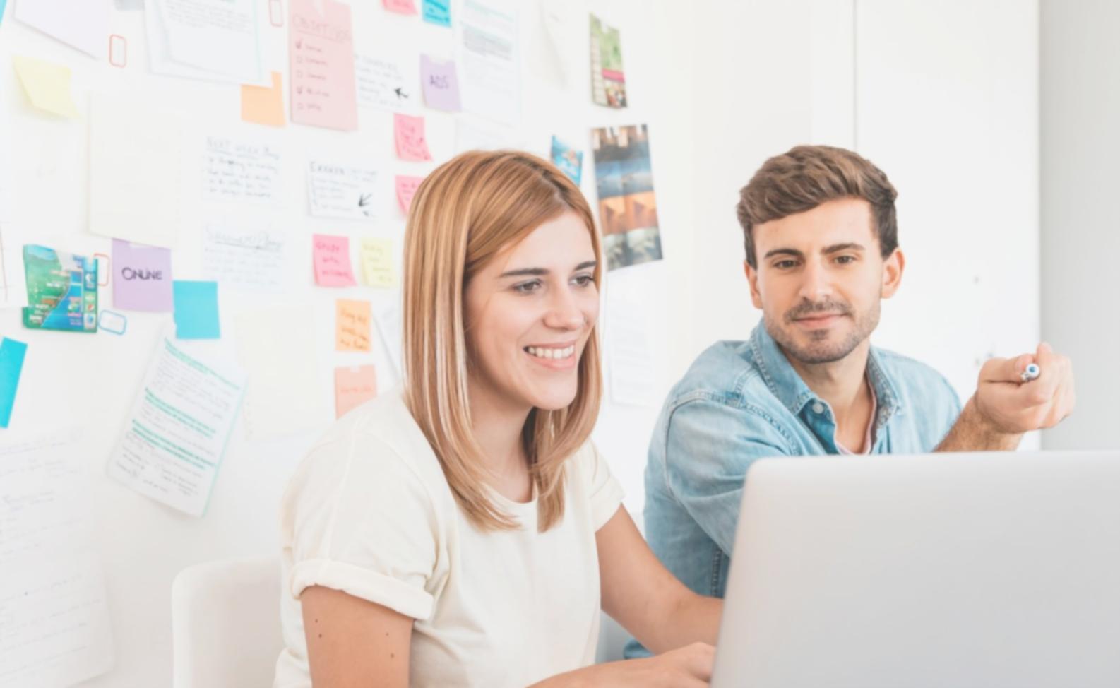 Menschen bei einem Finanzworkshop, die gemeinsam lernen und sich austauschen